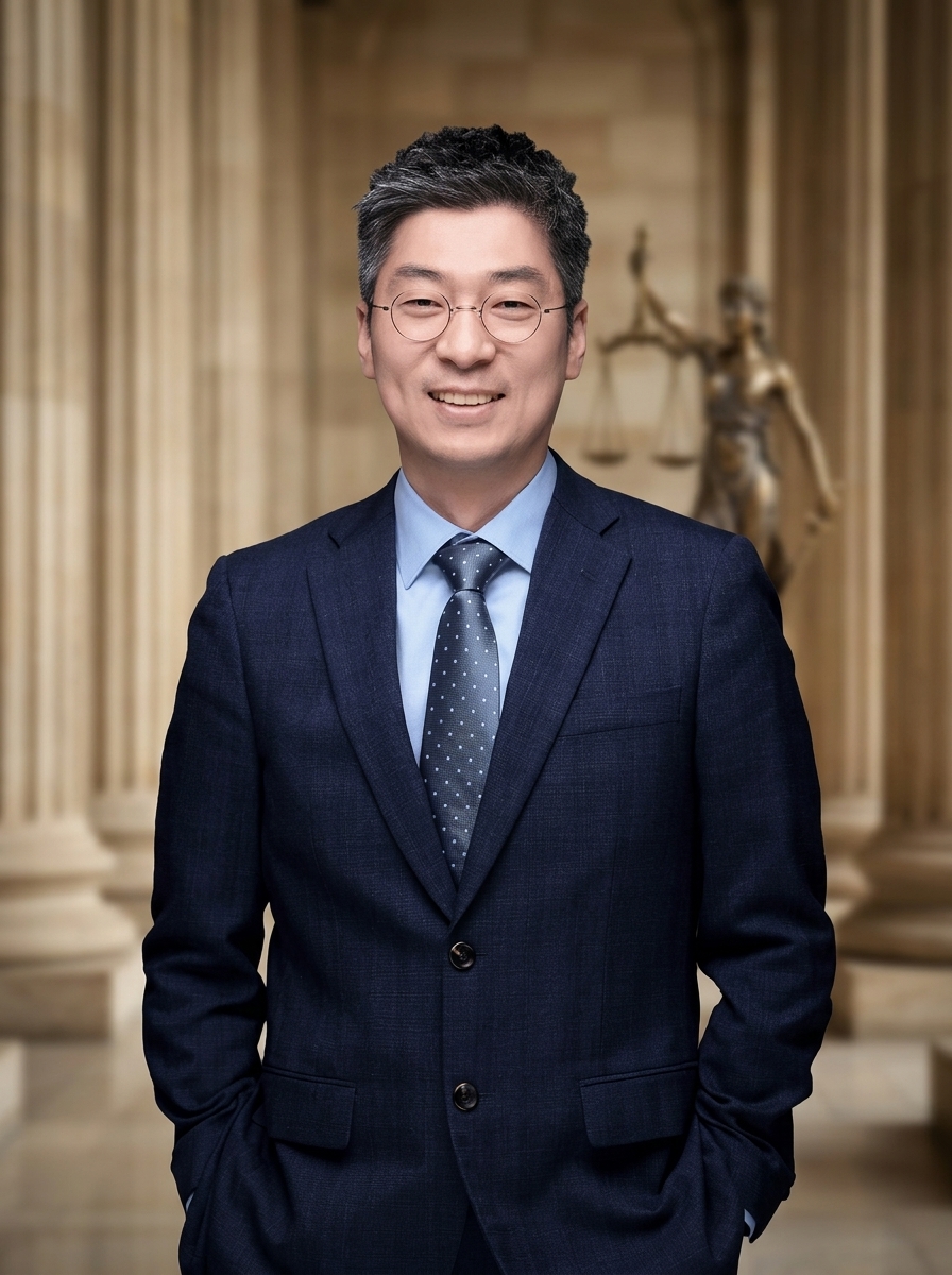 법무법인 서앤율 구제준 대표변호사 — 법원 앞
